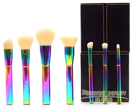 如何通過改變化妝刷的運用方法增添妝容層次感？